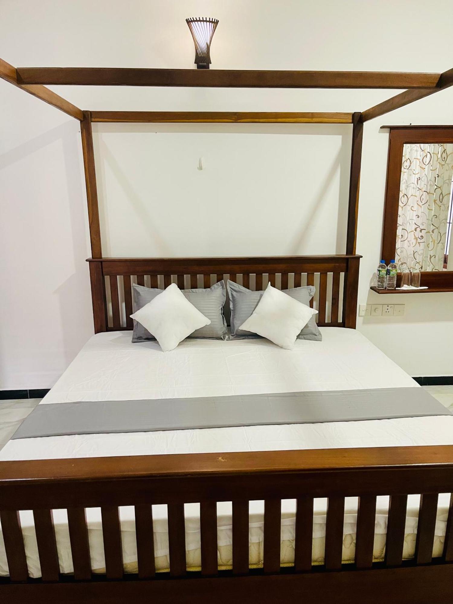 Sand & Surf Guest House Negombo Eksteriør billede