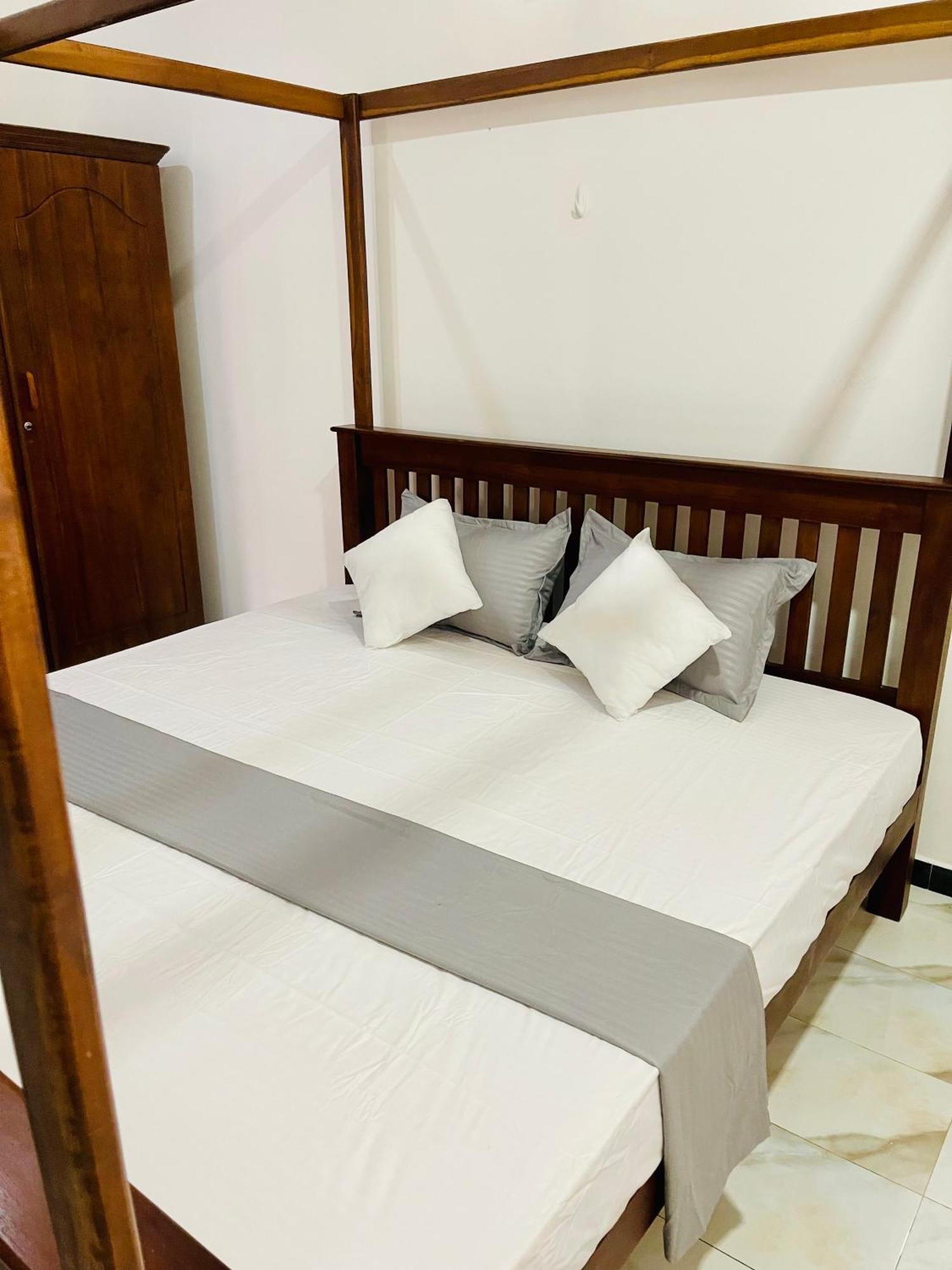 Sand & Surf Guest House Negombo Eksteriør billede