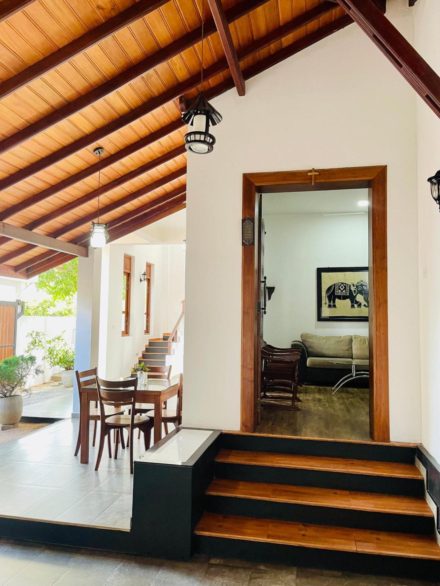 Sand & Surf Guest House Negombo Eksteriør billede