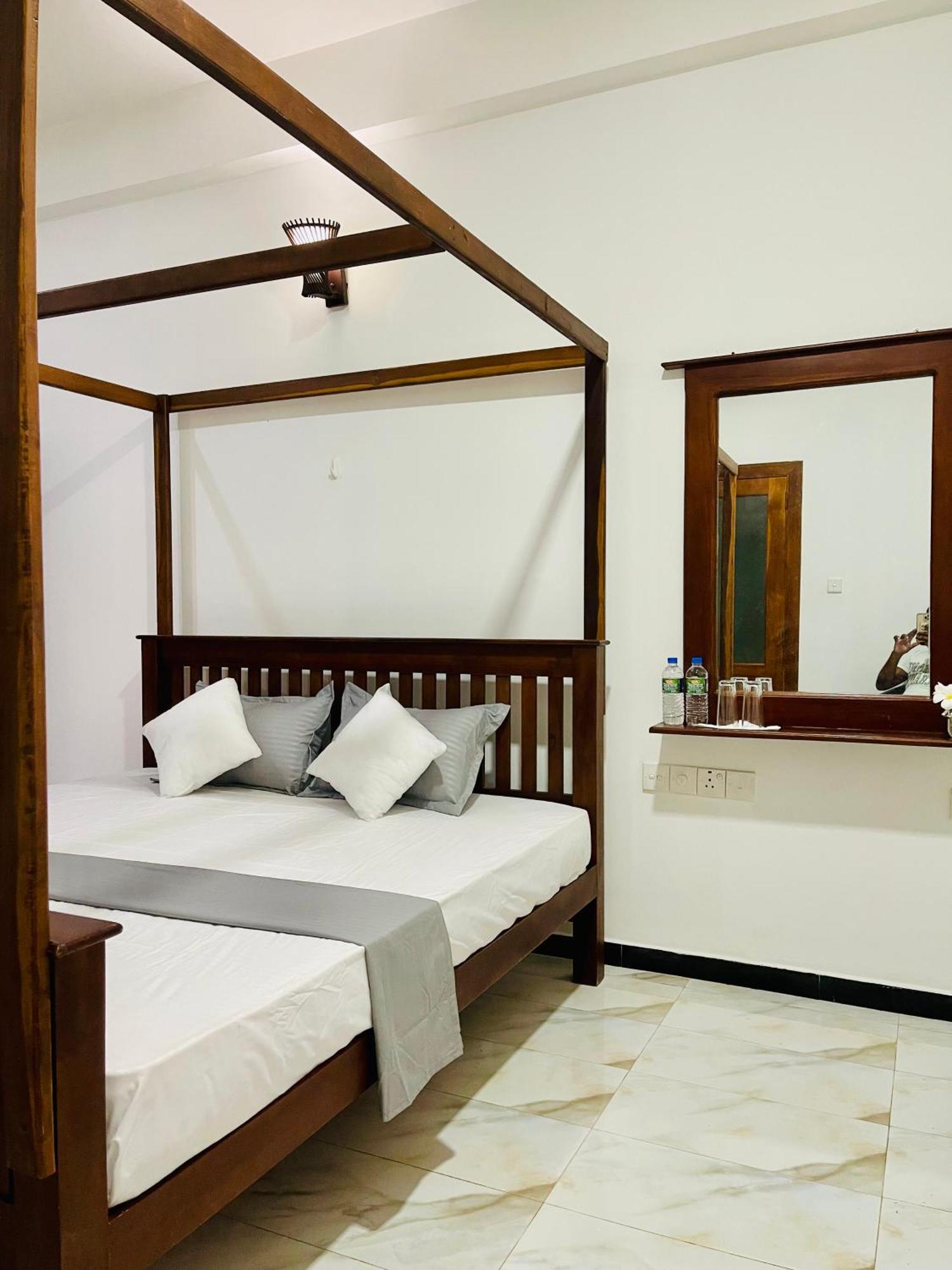 Sand & Surf Guest House Negombo Eksteriør billede
