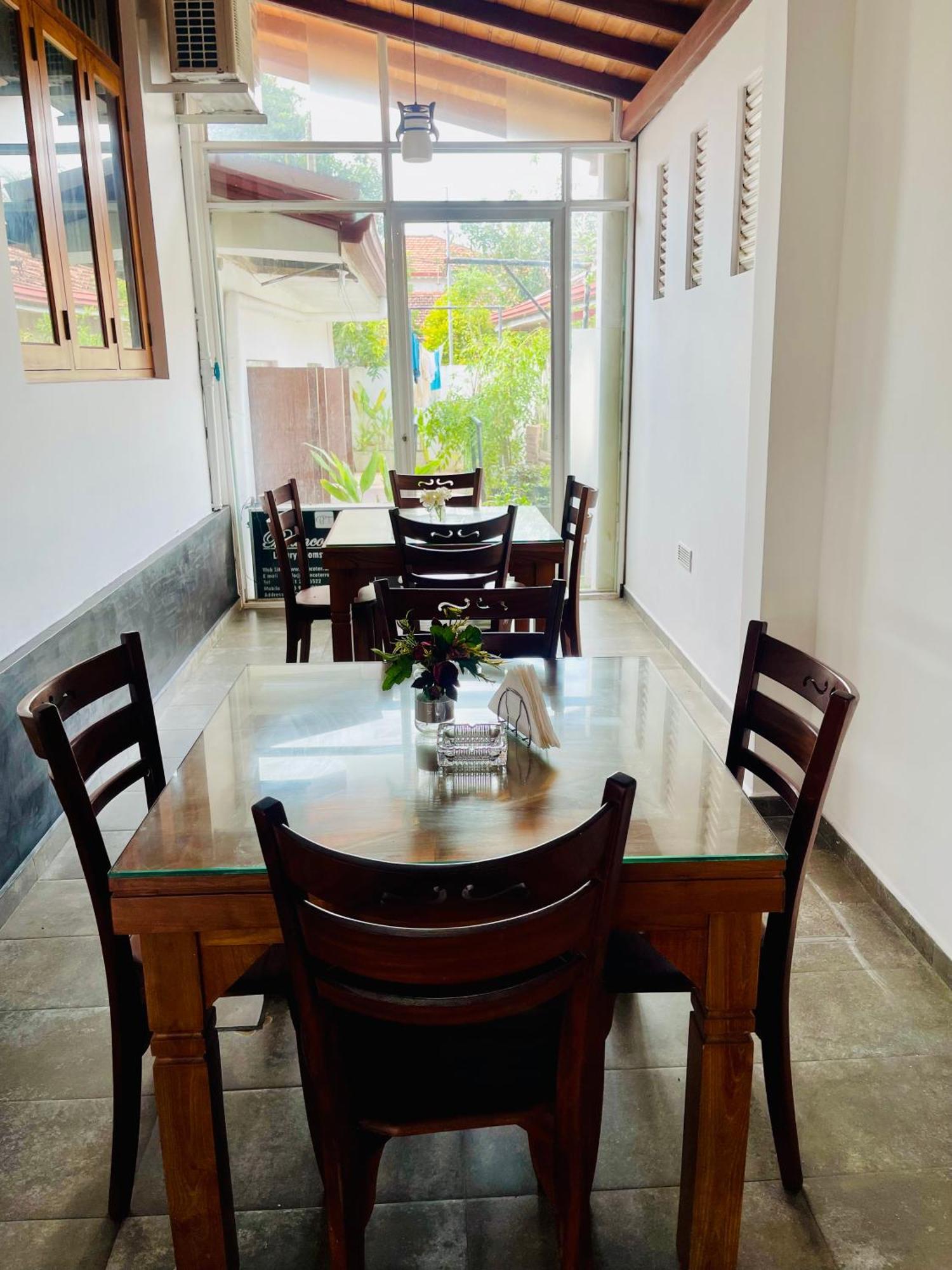 Sand & Surf Guest House Negombo Eksteriør billede
